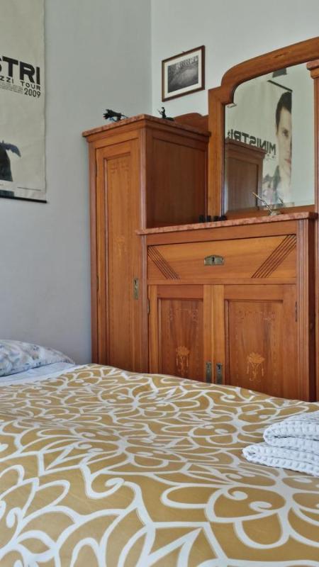 Single Room with Shared Bathroom image 2