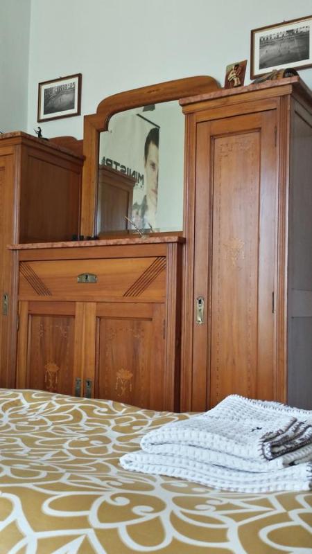 Single Room with Shared Bathroom image 4