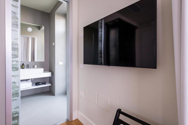 Double Room with Balcony and Lake View image 3