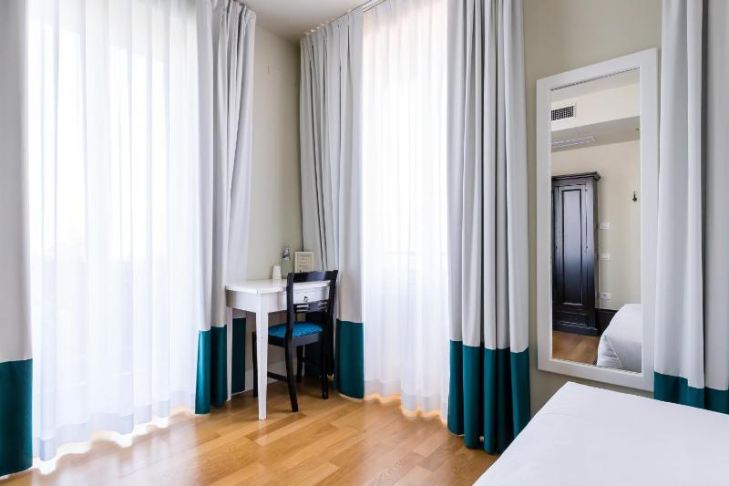 Double Room with Balcony and Lake View image 4