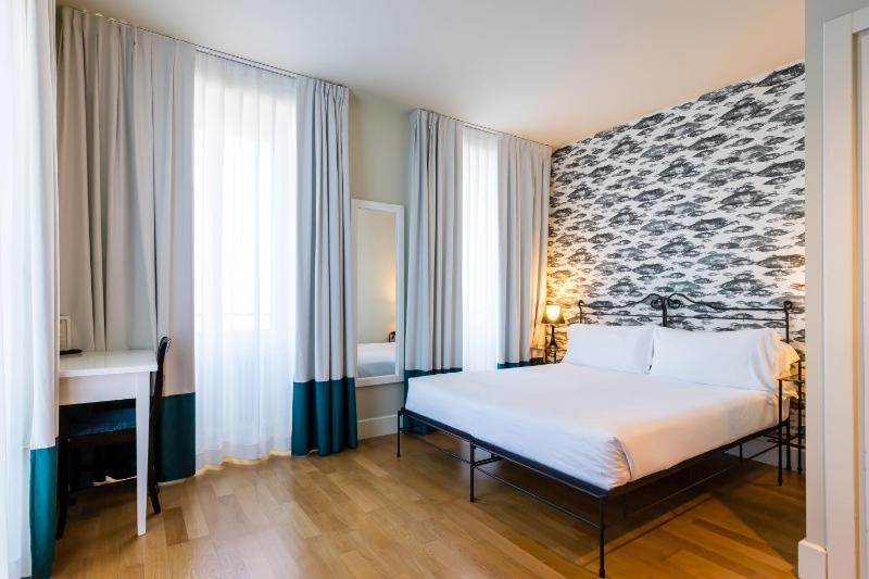 Double Room with Balcony and Lake View image 1