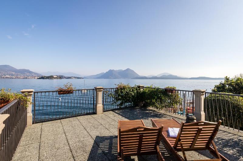 Double Room with Terrace and Lake View image 2