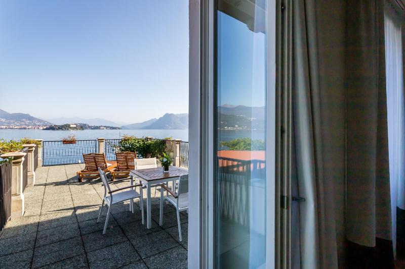 Double Room with Terrace and Lake View image 3