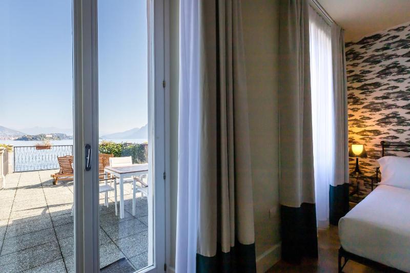 Double Room with Terrace and Lake View image 4