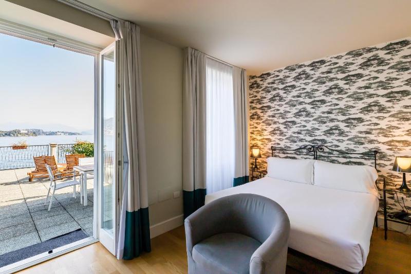 Double Room with Terrace and Lake View image 1