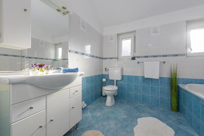 Apartment Kiara with Pool - image 35