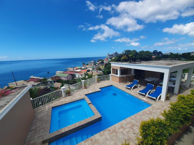 2 minutes from Roseau Cozy studio with shared pool - image 10