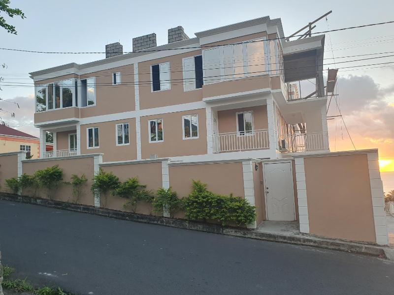 2 minutes from Roseau Cozy studio with shared pool - image 7