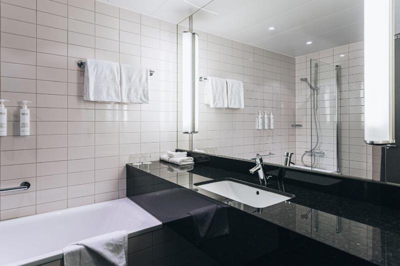 Premium, Larger Guest room, 1 King image 4