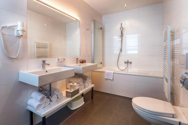 Three-Bedroom Apartment with Lake View (6 Persons) image 2