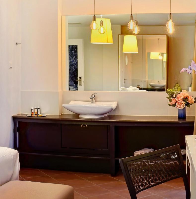 Superior Double Room with Balcony image 4