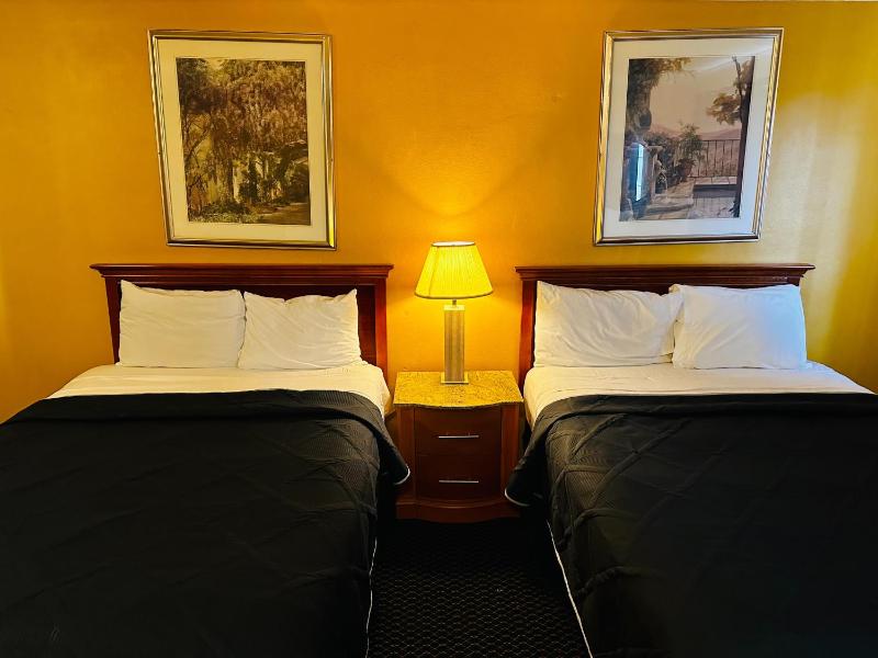 Queen Room image 3