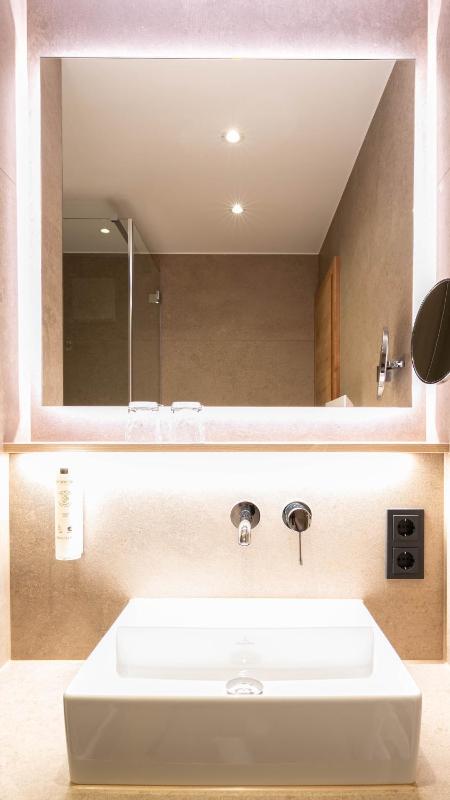 Double Room with Balcony image 3