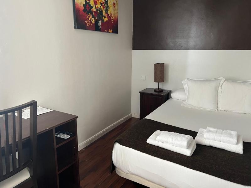 Small Double Room image 4