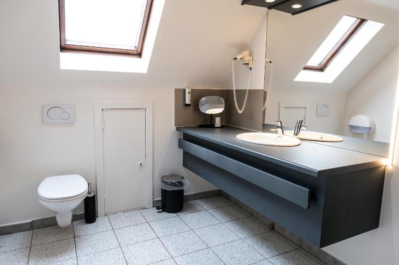 Large Double Room image 4