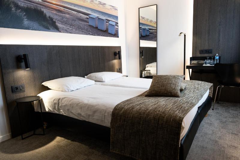 Small Double Room image 3