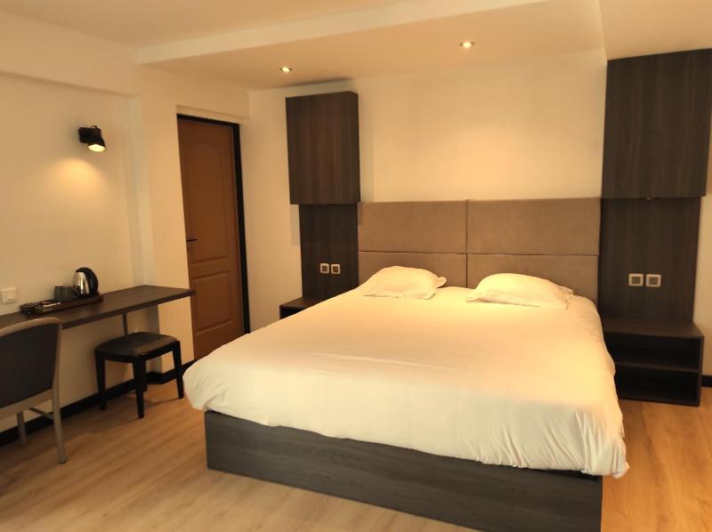 Superior King Room image 3