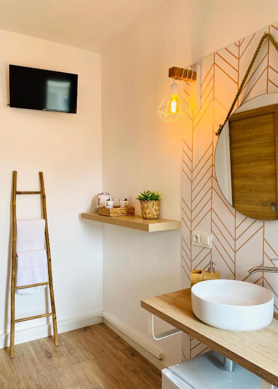 Standard Double Room with Bunk Bed and Shared Bathroom image 3