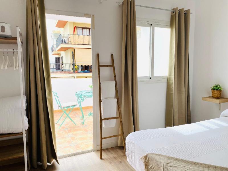 Double Room with Terrace and Shared Bathroom image 4