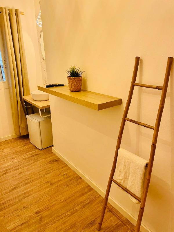 Standard Single Room with Shared Bathroom image 3