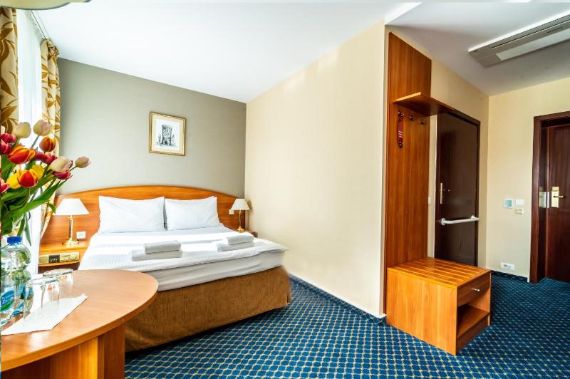 Standard Double Room image 4