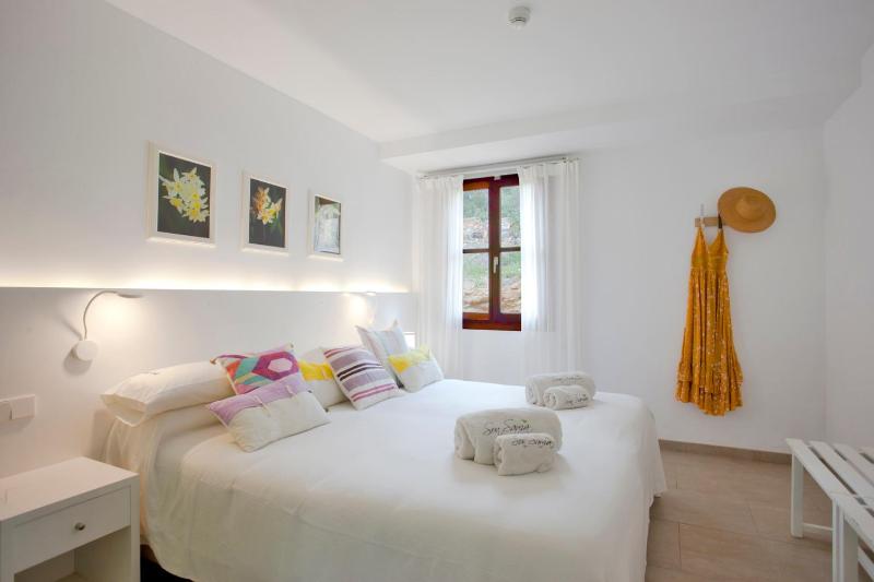 Deluxe One-Bedroom Apartment image 1