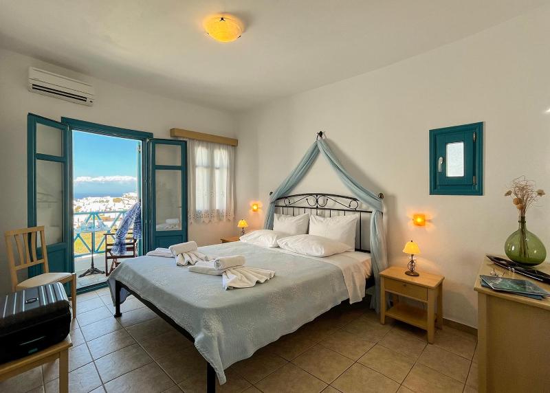 Double or Twin Room with Sea View image 3