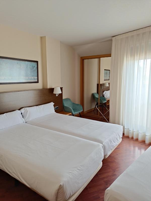 Superior Triple Room image 3