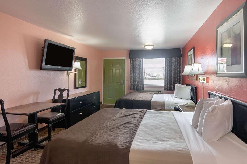 Queen Room with Two Queen Beds - Non-Smoking image 2