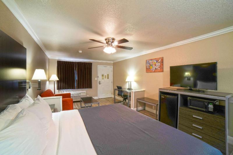 King Room - Non-Smoking image 3