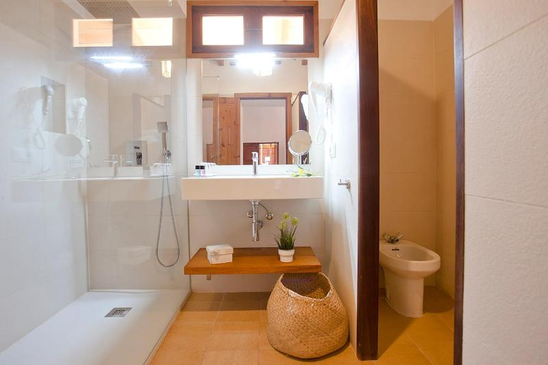 Standard Double Room image 3