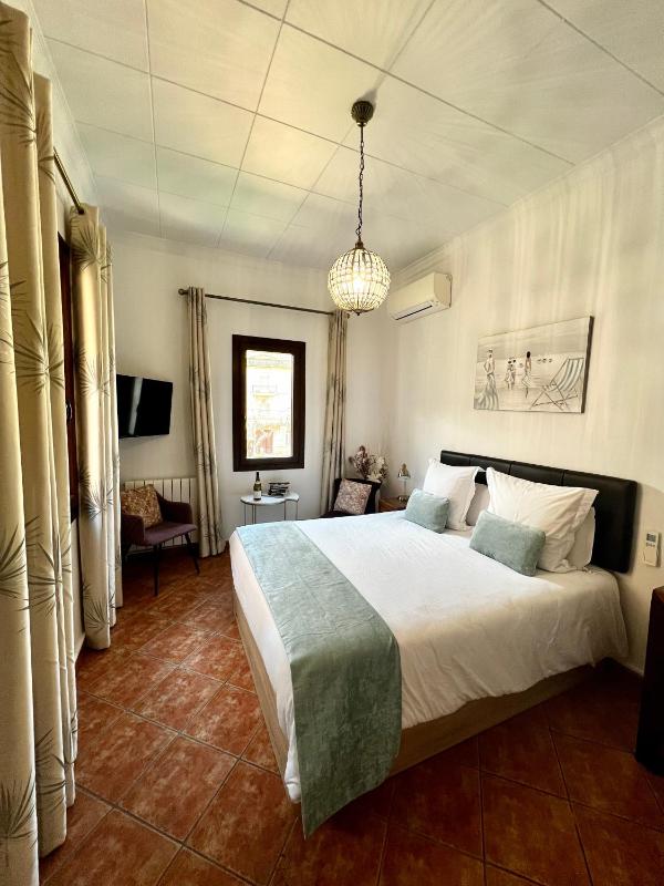 Deluxe Double Room with Mountain View image 3