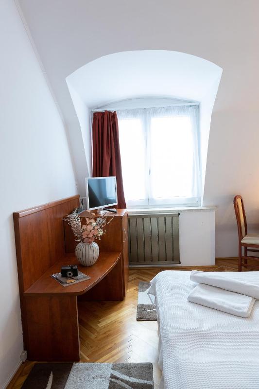 Standard Double or Twin Room image 4