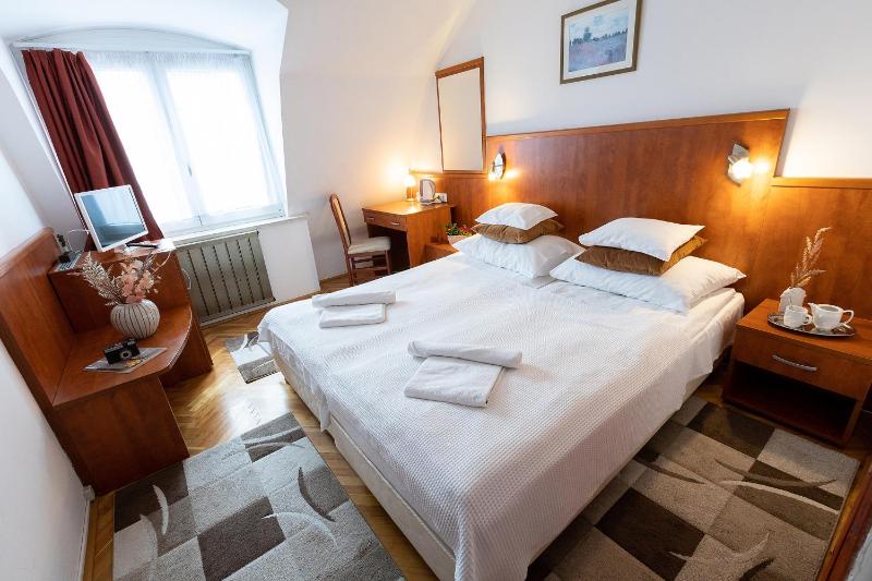 Standard Double or Twin Room image 3