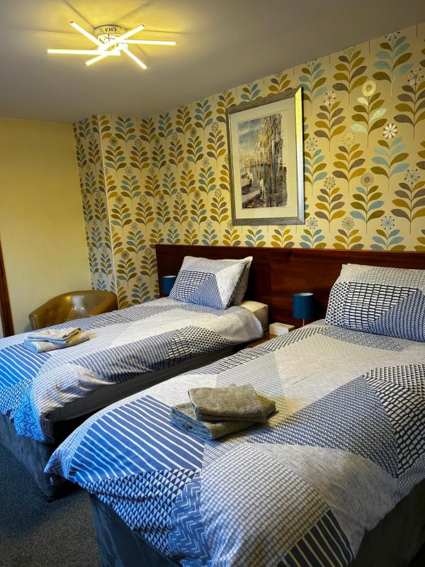 Twin Room image 3