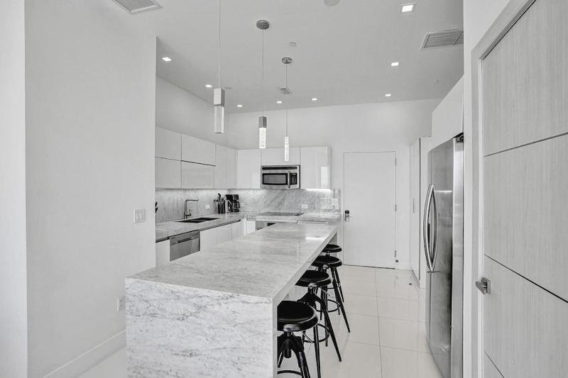 Modern Penthouse condo with 2 Large private terraces - image 40