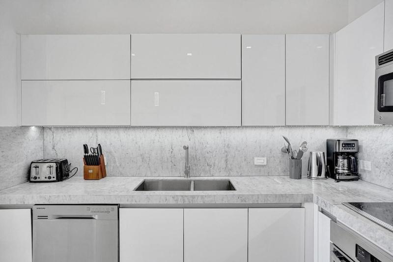 Modern Penthouse condo with 2 Large private terraces - image 49