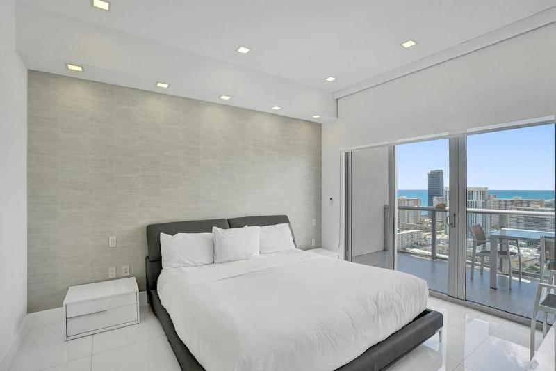 Modern Penthouse condo with 2 Large private terraces - image 14