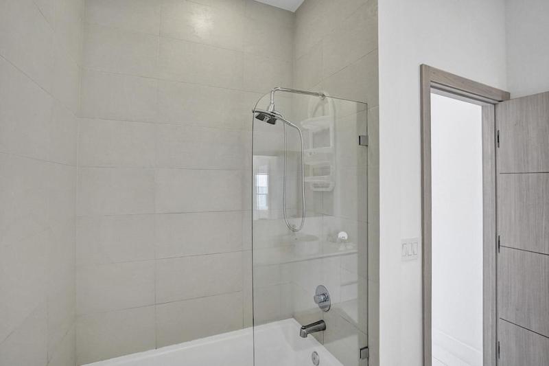 Modern Penthouse condo with 2 Large private terraces - image 38