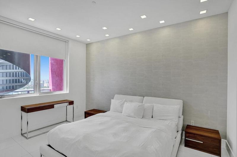 Modern Penthouse condo with 2 Large private terraces - image 27