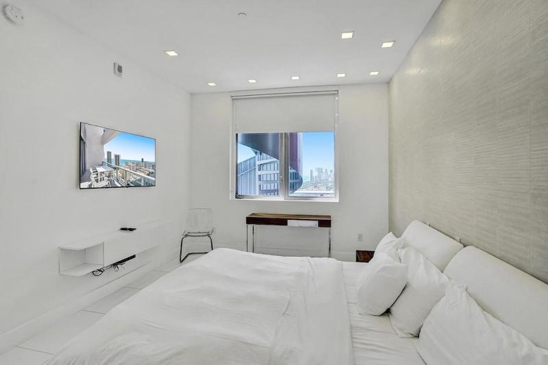 Modern Penthouse condo with 2 Large private terraces - image 47