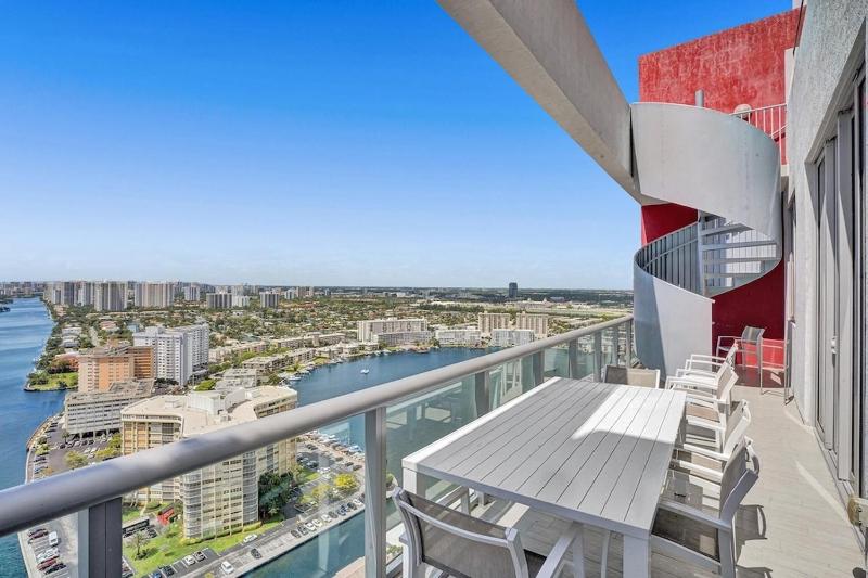 Modern Penthouse condo with 2 Large private terraces - image 31