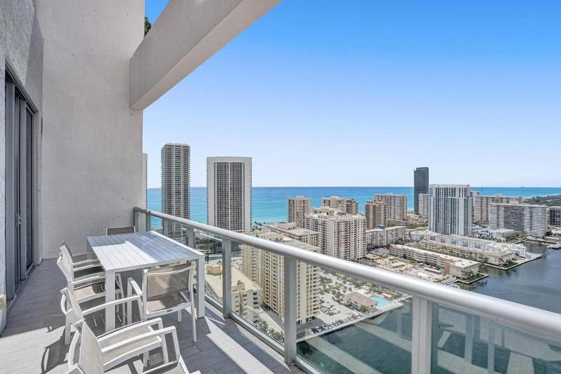 Modern Penthouse condo with 2 Large private terraces - image 45