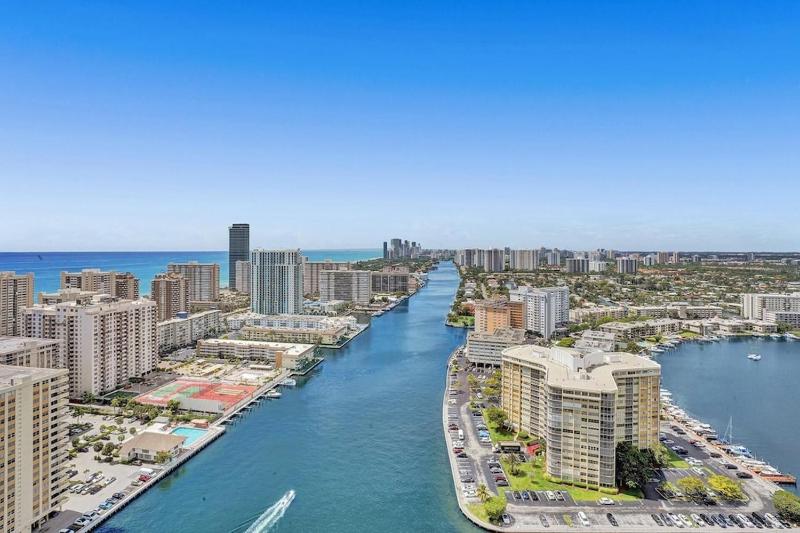 Modern Penthouse condo with 2 Large private terraces - image 8