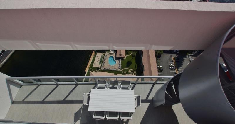 Modern Penthouse condo with 2 Large private terraces - image 34