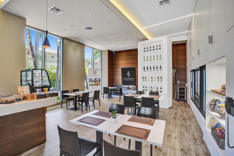 Modern Penthouse condo with 2 Large private terraces - image 12