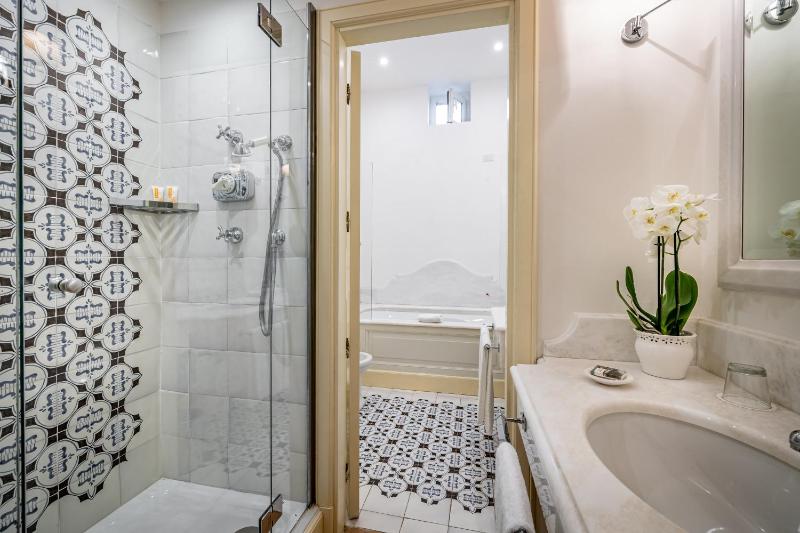 Luxury Suite image 3