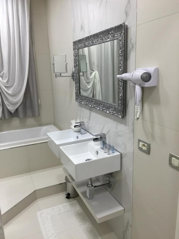 Deluxe Double Room image 3