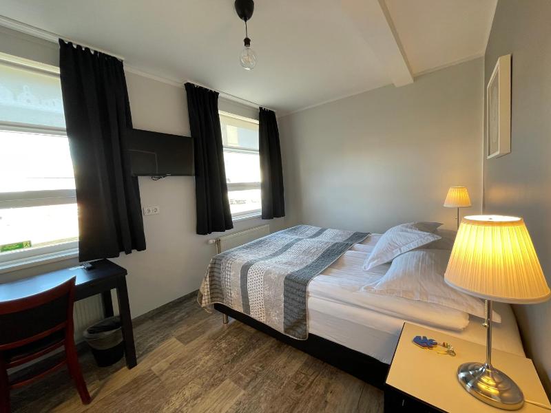 Small Double Room image 4