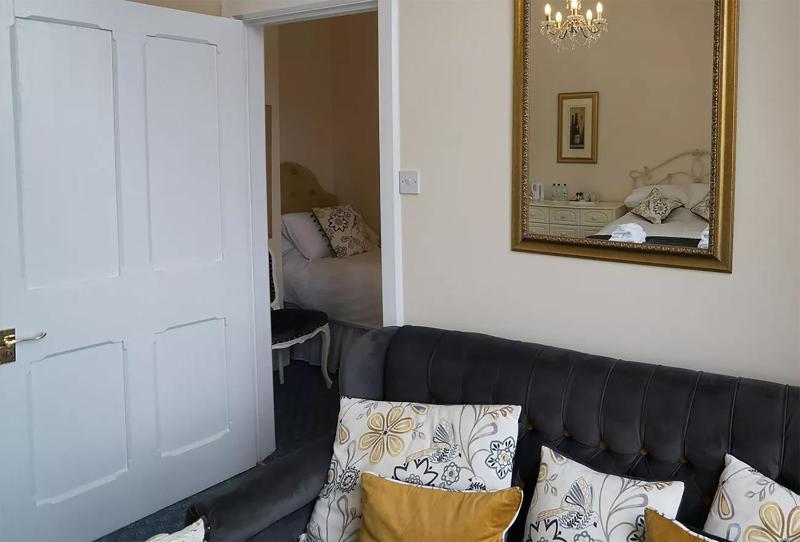 Quadruple Room with Bath image 4